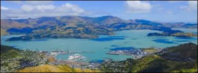 Quelle chaîne de collines volcaniques trouve-t-on au sud de Christchurch ?