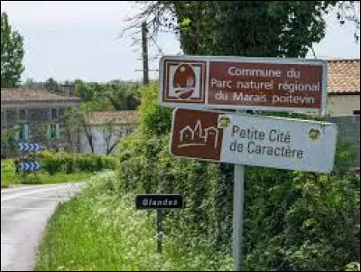 Nous sommes à l'entrée de Glandes. Localité néo-aquitaine, près de Coulon, elle se situe dans le département ...