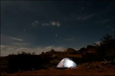 Mireille Mathieu n'a pas voulu être en reste, elle a chanté "Je suis la fille du cow-boy". Mon père a quitté son pays natal, il a grandi sur le dos d'un vieux cheval, où dormait-il tous les soirs ?