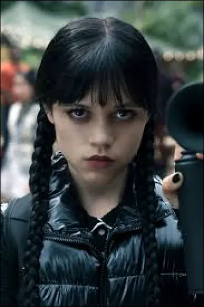 Grâce à quoi Bianca envoûte-t-elle la mère de Mercredi ?