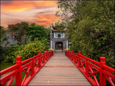 Quel pays asiatique a pour capitale Hanoï et est connu pour sa baie d’Ha Long ?