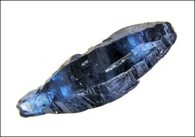 Quel est le nom de cette pierre précieuse translucide et bleue ?