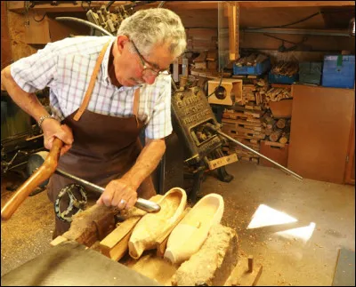 Quel est le nom de l'artisan qui fabrique des sabots ?