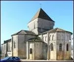 Dans ce village , une glise de style roman poitevin, qui se distingue par son plan en forme de trfle et un clocher fortifi dont les angles sont renforcs de tourelles  chauguettes.
