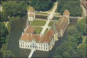 O se trouve le chteau de Commarin ?