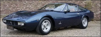 Contrairement aux voitures précédentes, cette voiture n'a pas de réelles ambitions à donner des sensations fortes à ses passagers mais plutôt de les transporter à bon port avec une grosse cylindrée caractéristique de la maison. Quelle est cette voiture ?