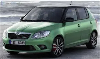 La force d'un grand groupe est sa capacité à mutualiser les composants et ainsi pouvoir proposer différents produits avec les mêmes composants à des prix différents. Dans les années 2010, un groupe automobile en a fait sa spécialité et voici un exemple. Pouvez-vous me dire le nom de cette voiture ?