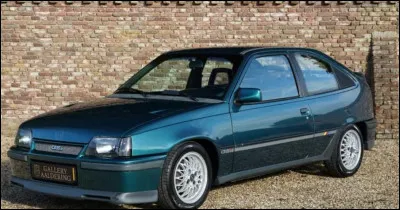 Beaucoup moins connue que sa rivale de Wolfsburg, à Rüsselheim germe l'idée de produire une rivale à la Golf II GTI, mais moins chère et beaucoup plus excitante à conduire. Quel est le nom de cette compacte, qui associait sport et sobriété dans les années 80 ?