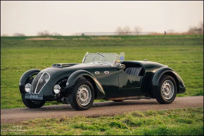 Nommée selon un circuit automobile, cette voiture sportive est en soi, le fruit de son époque. Un dessin en rondeur, des roues fines comme des galettes, son volume de vente peut être considéré comme anecdotique. Quelle est cette voiture ?