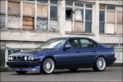 Si vous pensiez que la BMW Série 5 E34 n'était pas assez puissante ni luxueuse à votre goût, vous pouviez vous tourner vers l'un des nombreux préparateurs de la marque bavaroise. Parmi les réinterprétations de la Série 5 E34, je vous propose cette voiture. Saurez-vous me donner son nom ?