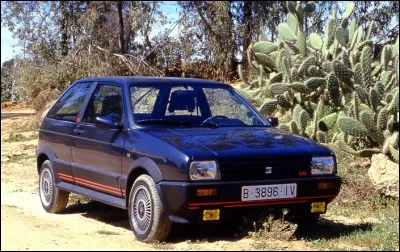 Après une séparation avec sa maison mère historique, ce constructeur s'est tourné vers Porsche pour la conception de ses moteurs et Italdesign pour le dessin de sa voiture. Quelle est cette voiture ?