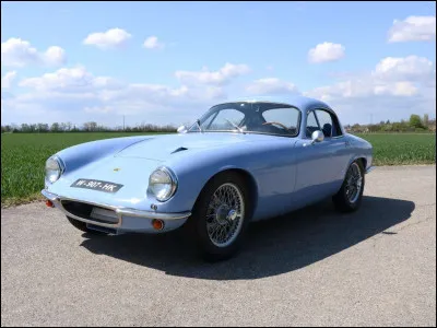 Née de la philosophie de son fondateur qui nous a donné l'adage « Light is right », cette voiture est un de ses exemples retentissants. Beaucoup louent sa légèreté et la sonorité de son moteur, mais il ne faut pas oublier ses défauts liés à sa carrosserie en composite, qui l'ont rendue difficile à produire. Quelle est cette voiture ?