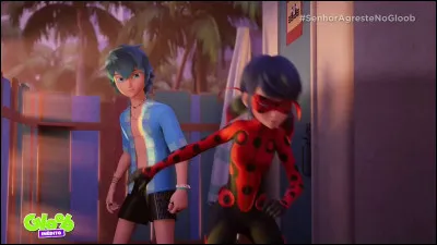 De quelle couleur est intégralement la statue géante à leffigie de Gabriel Agreste, abritant le sculpteur akumatisé ?