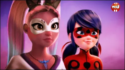 Quel bijou porte la fausse petite amie de Luka ?