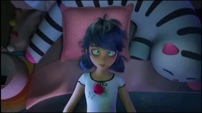 Comment Marinette surnomme-t-elle son père, Tom, par erreur, suite à son réveil en sursaut après un cauchemar ?