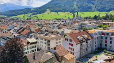 Quelle est cette ville de 12 000 habitants, chef lieu du canton qui porte son nom, située dans une vallée encaissée dans les Alpes ?