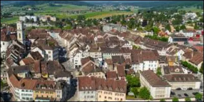 Quelle est cette ville de 12 000 habitants, chef-lieu du canton du Jura ?