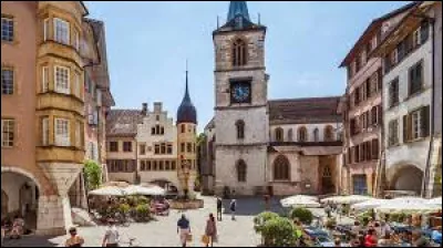 Quelle est cette ville de 55 000 habitants située au pied du Jura sur les rives de l'Aar ?