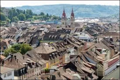 Quelle est cette ville de 120 000 habitants, située dans le nord-est du pays, entre Zurich et le lac de Constance ?
