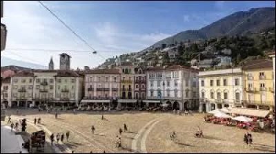 Quelle est cette ville de 16 000 habitants, située dans le canton du Tessin, bordée par le lac Majeur et connue pour son festival international du film ?