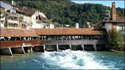 Quelle est cette ville de 44 000 habitants, située au centre du pays, en bordure du lac qui porte son nom ?