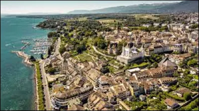 Quelle est cette ville de 23 000 habitants, située dans le canton de Vaud, sur les rives du Léman entre Lausanne et Genève ?