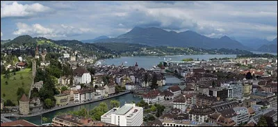 Quelle est cette ville de 85 000 habitants, située au pied des Alpes en Suisse centrale au bord du lac des Quatre-Cantons, connue pour ses ponts couverts en bois ?