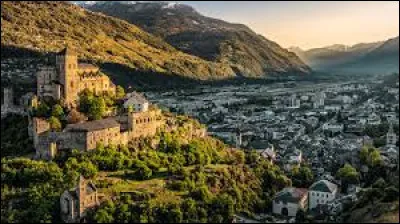 Quelle est cette ville de 37 000 habitants, située dans la vallée du Rhône, chef-lieu du canton du Valais ?