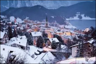 Quelle est cette petite ville de 5 000 habitants, située dans le sud-est de la Suisse, dans le canton des Grisons, station de ski réputée qui a accueilli deux fois les Jeux olympiques d'hiver ?