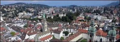 Quelle est cette ville de 80 000 habitants, chef-lieu du canton éponyme, considérée comme la métropole de la Suisse orientale ?
