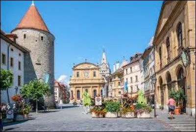 Quelle est cette ville de 30 000 habitants, située dans le canton de Vaud, à l'extrémité sud-ouest du lac de Neuchâtel ?