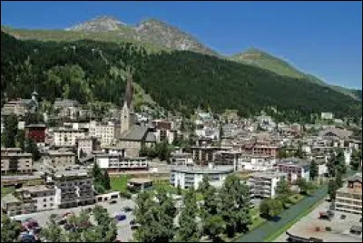 Quelle est cette petite ville de 10 000 habitants, située dans le canton des Grisons, station de sports d'hiver célèbre pour accueillir chaque année le Forum économique mondial ?