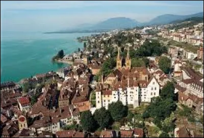 Quelle est cette ville de 45 000 habitants, située au bord de son lac, sur le flanc sud du Jura ?