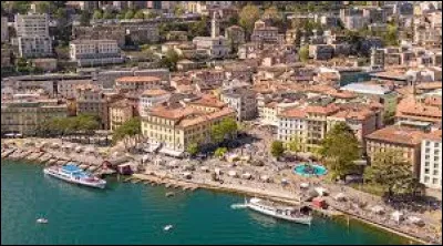 Quelle est cette ville de 60 000 habitants, située dans le canton du Tessin au bord du lac qui porte son nom, place financière et centre touristique ?