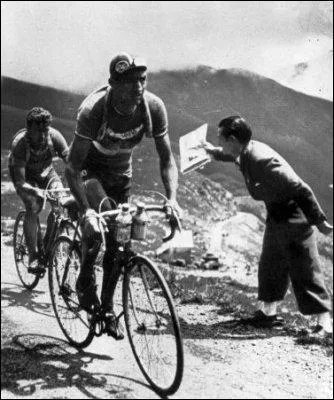 Dans les cols, on raconte qu'il suspendait son coup de pdale tous les 100m, avant de redmarrer brusquement. C'tait un mystique, qui mettait de l'eau bnite dans ses bidons. Surnomm Il Vecchio...