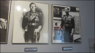 Quel monarque a renoncé à son trône en 1936 pour épouser sa maîtresse, qui était déjà divorcée deux fois ?