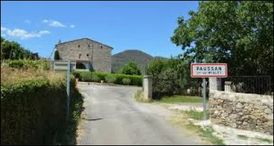 Nous sommes maintenant à l'entrée de Paussan. Hameau Cévenol, il se situe dans le département ...