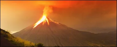 Quel est le nom du volcan situé à Naples ?