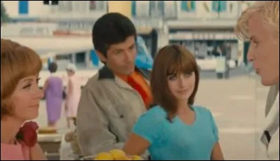 Dans "Les Demoiselles de Rochefort" quel est le prénom de la serveuse qui aide Yvonne (Danielle Darrieux) au café ?