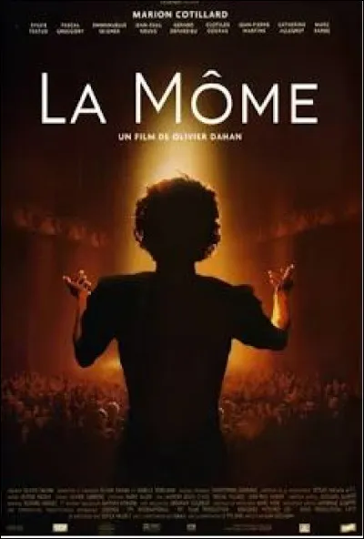Dans "La Môme" quel acteur interprète Louis Leplée, celui qui découvre Piaf et l'engage dans son cabaret ?