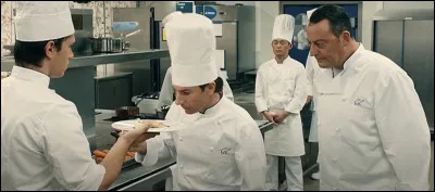 Qui est cet acteur sous le regard de Jean Réno dans le film "Comme un chef" ?