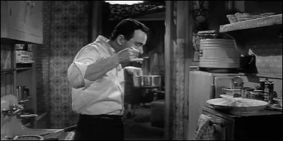 Qui est cet acteur qui prépare des pâtes dans sa modeste cuisine dans ''La Garçonnière'' en 1960 ?