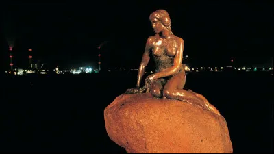 "La Petite Sirène" est une statue qui a été sculptée par Edvard Eriksen et érigée sur un port de la mer Baltique. Dans quel pays se trouve-t-elle ?
