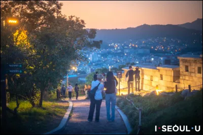 Dans la réalité, quel est le nom du parc dans lequel Jinu et Rumi ont rendez-vous et chantent "Free" (car il existe) ?