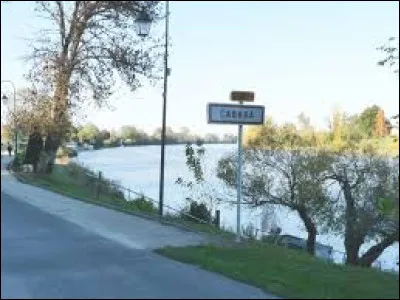 Nous sommes maintenant sur les bords de la Dordogne, à l'entrée de Cabara. Commune de l'arrondissement de Libourne, dans l'Entre-deux-Mers, elle se situe dans le département ...