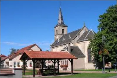 Voici l'église Saint-Joseph, à Hermelange. Village du pays de Sarrebourg, sur les bords de la Sarre et de la Sarre rouge, il se situe en région ...