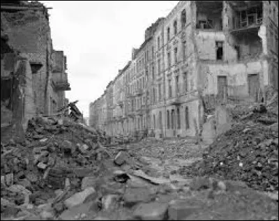 A la fin de la seconde guerre mondiale, l'Allemagne nazie est attaquée sur deux fronts par les Alliés : quand commence l'invasion du territoire allemand avec la prise d'une première ville par les Alliés ?