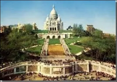 6 OCTOBRE 1889 - Quel cabaret parisien ouvre ses portes au pied de la butte Montmartre ?