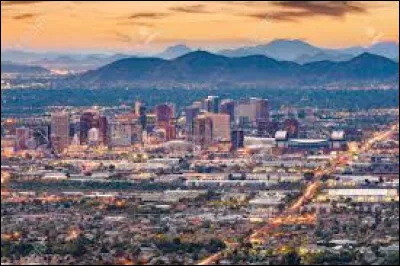 Durant quelle décennie cette ville a-t-elle passé la barre des 10 000 habitants ?