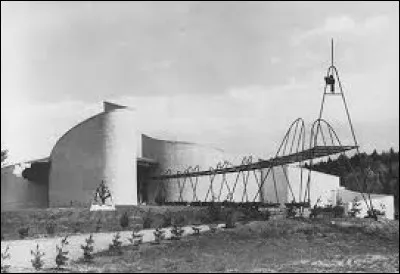 De quel instrument de musique joue-t-il ?